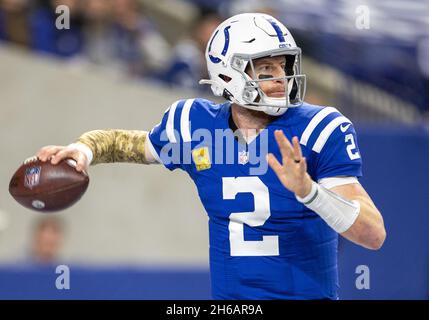 Indianapolis, Indiana, USA. November 2021. Indianapolis Colts Quarterback Carson Wentz (2) spielt den Ball während des NFL-Fußballspiels zwischen den Jacksonville Jaguars und den Indianapolis Colts im Lucas Oil Stadium in Indianapolis, Indiana. John Mersits/CSM/Alamy Live News Stockfoto