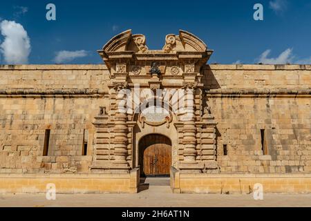 Gzira, Malta-Oktober 18,2021.Blick auf das Tor von Fort Manoel auf der Insel Manoel im 18. Jahrhundert im Barockstil erbaut.UNESCO-Stätte.Befestigung um Stockfoto