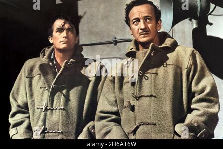 DIE WAFFEN VON NAVARONE 1961 Columbia Picturs Film mit Gregory Peck links als Captain Keith Mallory und David Niven als CPL. John Miller. Stockfoto