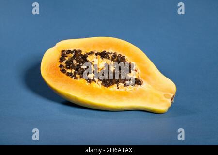 Geschnittene Papaya auf blauem Hintergrund Stockfoto