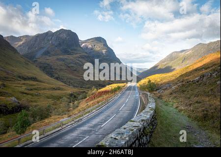Die A82 Straße, die durch Glencoe in den schottischen Highlands führt Stockfoto