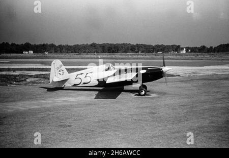 Vintage-Foto, aufgenommen im September 1948 in Cleveland, Ohio, USA. Das Foto zeigt ein Flugzeug auf einer Airshow oder einem Air Race. Ein Granville Bee Gee Dart Zwergracer, Seriennummer N1303V. Stockfoto