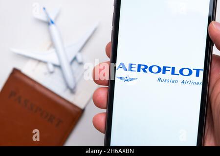 App oder Logo der Aeroflot Airlines auf einem Mobiltelefon mit Reisepass, Bordkarte und Flugzeug im Hintergrund, September 2021, San Francisco, USA. Stockfoto