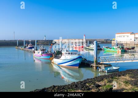 Oleron Insel in Frankreich, der typische Hafen der Cotiniere, mit dem Leuchtturm und Fischerboote Stockfoto