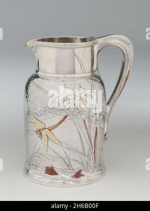 Pitcher, 1878. Silber, Gold und Kupfer, gehämmertes Design mit Iris, Fisch und Libelle, das Edward C. Moore zugeschrieben wird. Fast sicher inspiriert von der Arbeit von Katsushika Hokusai. Stockfoto