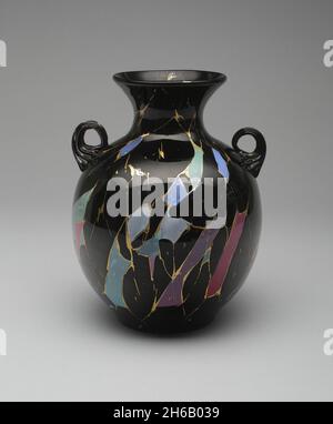 Sizilianische Vase, c. 1878. Inspiriert von Ausgrabungen der antiken Stadt Pompeji in den 1860er Jahren. In die Struktur sind separate Scherben aus geschmolzenem Glas integriert, die auch die chemischen Elemente der vulkanischen Lava enthalten. Entworfen von Frederick S. Shirley. Stockfoto