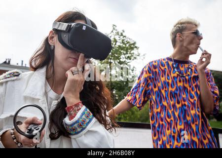 Moskau, Russland. 21. August 2021 Eine junge Frau mit einer Virtual-Reality-Brille ist beim Geek Picnic Science Technology Festival in Moskau, Russland, zu sehen Stockfoto