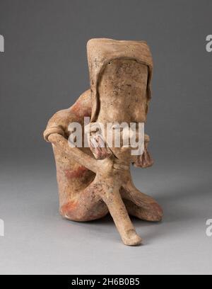 Sitzende Figur mit einem länglichen Kopf und Chin auf Knie, 300 B.C./A.D. platziert 300. Stockfoto