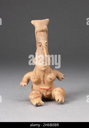 Sitzende weibliche Figur mit gestrecktem Kopf, 300 v. Chr./n. Chr. 300. Stockfoto