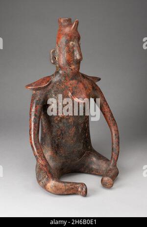 Sitzende männliche Figur mit Horn Kopfschmuck und Halsband in Relief, 100 v. Chr./n. Chr. 300. Stockfoto