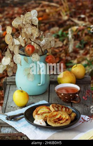 Pfannkuchen mit Vollkornbrot, serviert mit Tee im Garten. Rustikaler Stil. Stockfoto