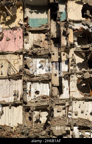 Beschädigte Gebäudehintergrundstruktur, die nach dem Erdbeben in Izmir im Oktober 30 2020 für den Rückbau bereit ist Stockfoto