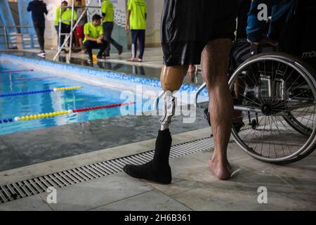 Gaza, Palästina. November 2021. Der palästinensische Amputierte nimmt an einer Schwimmmeisterschaft im al-Sadaka Sports Club in Gaza City Teil. Das palästinensische Paralympics-Komitee organisierte ein Schwimmturnier für Amputierte im Sportverein al-sadaka, um ihre Fähigkeiten zu entwickeln und sie zur Teilnahme an internationalen Sportwettbewerben zu ermutigen. (Foto von Ahmed Zakot/SOPA Images/Sipa USA) Quelle: SIPA USA/Alamy Live News Stockfoto