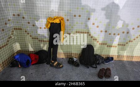 Gaza, Palästina. November 2021. Eine Prothese für einen Amputierten, die während einer Schwimmmeisterschaft im al-Sadaka Sports Club in Gaza City gesehen wurde. Das palästinensische Paralympics-Komitee organisierte ein Schwimmturnier für Amputierte im Sportverein al-sadaka, um ihre Fähigkeiten zu entwickeln und sie zur Teilnahme an internationalen Sportwettbewerben zu ermutigen. (Foto von Ahmed Zakot/SOPA Images/Sipa USA) Quelle: SIPA USA/Alamy Live News Stockfoto