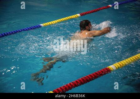 Gaza, Palästina. November 2021. Der palästinensische Amputierte nimmt an einer Schwimmmeisterschaft im al-Sadaka Sports Club in Gaza City Teil. Das palästinensische Paralympics-Komitee organisierte ein Schwimmturnier für Amputierte im Sportverein al-sadaka, um ihre Fähigkeiten zu entwickeln und sie zur Teilnahme an internationalen Sportwettbewerben zu ermutigen. (Foto von Ahmed Zakot/SOPA Images/Sipa USA) Quelle: SIPA USA/Alamy Live News Stockfoto