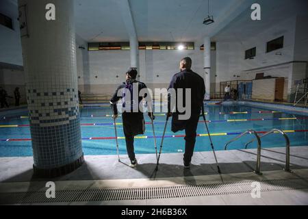 Gaza, Palästina. November 2021. Palästinenser, die Amputierten sind, werden gesehen, bevor sie an einer Schwimmmeisterschaft im al-Sadaka Sports Club in Gaza-Stadt teilnehmen. Das palästinensische Paralympics-Komitee organisierte ein Schwimmturnier für Amputierte im Sportverein al-sadaka, um ihre Fähigkeiten zu entwickeln und sie zur Teilnahme an internationalen Sportwettbewerben zu ermutigen. (Foto von Ahmed Zakot/SOPA Images/Sipa USA) Quelle: SIPA USA/Alamy Live News Stockfoto