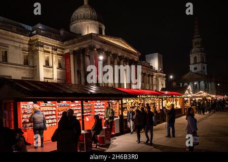 London, Großbritannien. 14. November 2021. Stände auf dem kürzlich eröffneten Weihnachtsmarkt am Trafalgar Square vor der National Gallery. An einigen Ständen werden traditionelle Weihnachtsgeschenke verkauft, während an anderen festliche Leckereien für Passanten serviert werden. Kredit: Stephen Chung / Alamy Live Nachrichten Stockfoto