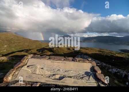 Großbritannien, Schottland, Wester Ross, Ross und Cromarty. Bealach na Gaoithe Aussichtspunkt auf der Straße von Torridon nach Lower Diabaig. Ein Regenbogen über Loch Torridon. Stockfoto