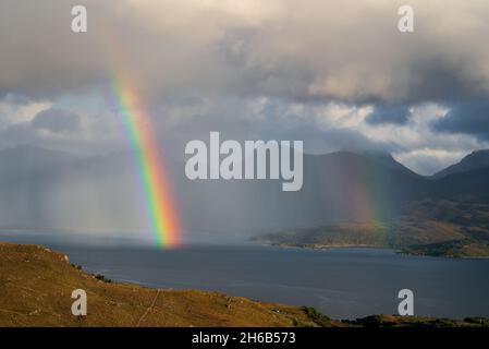 Großbritannien, Schottland, Wester Ross, Ross und Cromarty. Bealach na Gaoithe Aussichtspunkt auf der Straße von Torridon nach Lower Diabaig. Regenbögen über Loch Torridon. Stockfoto