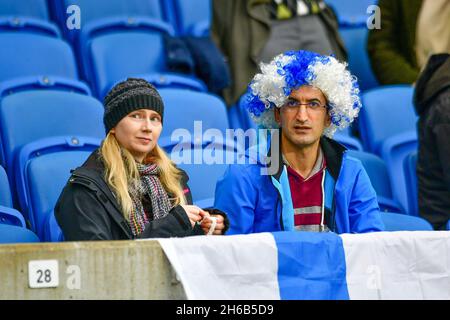 Brighton, Großbritannien. November 2021. Eine farbenfrohe Unterstützerin von Brighton während des FA Women's Super League-Spiels zwischen Brighton & Hove Albion Women und Leicester City Women am 14. November 2021 im Amex in Brighton, England. (Foto von Jeff Mood/phcimages.com) Quelle: PHC Images/Alamy Live News Stockfoto