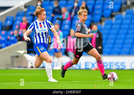 Brighton, Großbritannien. November 2021. Esmee De Graaf aus leicester City läuft mit dem Ball, den Felicity Gibbons aus Brighton und Hove Albion während des FA Women's Super League-Spiels zwischen Brighton & Hove Albion Women und Leicester City Women am 14. November 2021 im Amex in Brighton, England, verfolgt haben. (Foto von Jeff Mood/phcimages.com) Quelle: PHC Images/Alamy Live News Stockfoto