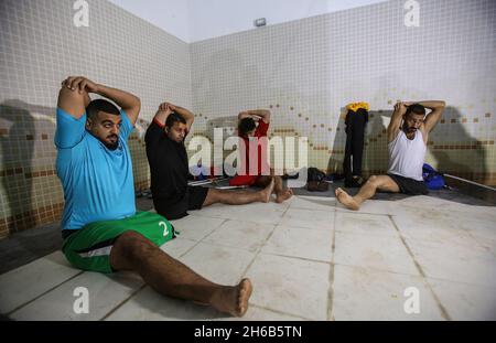 Gaza, Palästina. November 2021. Palästinensische Amputierten trainieren, bevor sie an einer Schwimmmeisterschaft im al-Sadaka Sports Club in Gaza City teilnehmen. Das palästinensische Paralympics-Komitee organisierte ein Schwimmturnier für Amputierte im Sportverein al-sadaka, um ihre Fähigkeiten zu entwickeln und sie zur Teilnahme an internationalen Sportwettbewerben zu ermutigen. Kredit: SOPA Images Limited/Alamy Live Nachrichten Stockfoto