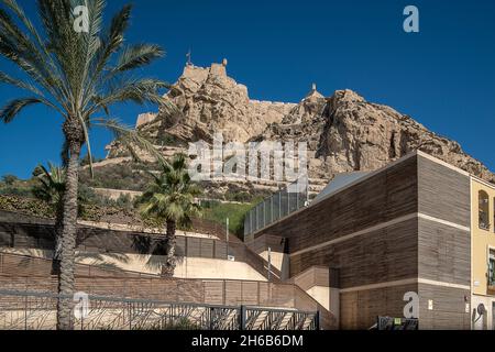 Alacant, Provinz Alicante, costa blanca, Spanien. Blick vom Yachthafen auf die Burg von Santa Bárbara. Stockfoto