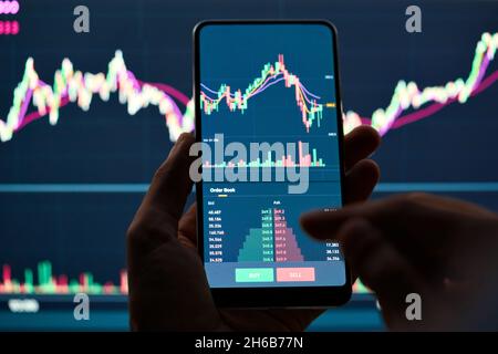 Krypto-Investor hält Telefonkauf Verkauf Aktienhandel in App. Stockfoto