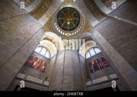 Innere Kuppel und Decke vom Boden der Rotunde im Nebraska State Capitol-Gebäude in Lincoln, Nebraska Stockfoto