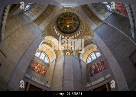 Innere Kuppel und Decke vom Boden der Rotunde im Nebraska State Capitol-Gebäude in Lincoln, Nebraska Stockfoto