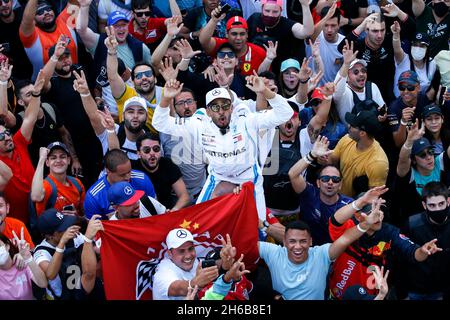 Sao Paulo, Brasilien. November 2021. Fans, F1 Grand Prix von Brasilien beim Autodromo Jose Carlos Pace am 14. November 2021 in Sao Paulo, Brasilien. (Foto von HOCH ZWEI) Quelle: dpa/Alamy Live News Stockfoto