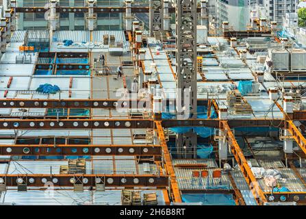 tokio, japan - 03 2019. Mai: Nahaufnahme des Bunkyo Garden Gate Tower im Bau, bei dem Arbeiter gehen und auf die tragenden Balken löten A Stockfoto