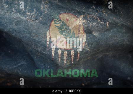 Draufsicht auf die Retro-Flagge der Afroamerikaner des Staates Oklahoma, ungebundene Staaten von Amerika mit Grunge-Struktur. USA Juneteenth Freedom Day. Kein Fahnenmast. Stockfoto