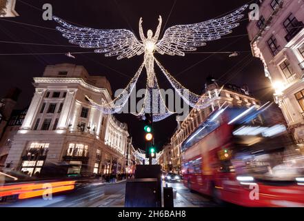 London, Greater London, England, 13 2021. November: Weihnachtsstimmung in der Regent Street bei Nacht, wenn der Verkehr vorbei ist. Stockfoto