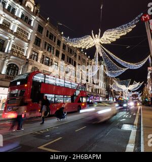 London, Greater London, England, 13 2021. November: Weihnachtsstimmung in der Regent Street bei Nacht, wenn der Verkehr vorbei ist. Stockfoto