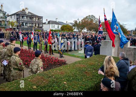 Gut besuchte Zeremonie beim Gedenksonntag im war Memorial in Southend on Sea, Essex, Großbritannien. Stockfoto