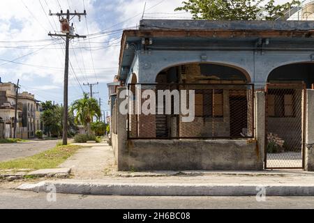 HABANA, KUBA - 15. Okt 2021: Ein altes Haus an der Straßenpfeilein Havanna, Kuba Stockfoto