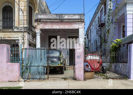 HABANA, KUBA - 15. Okt 2021: Alte Häuser und Oldtimer von Havanna, Kuba Stockfoto