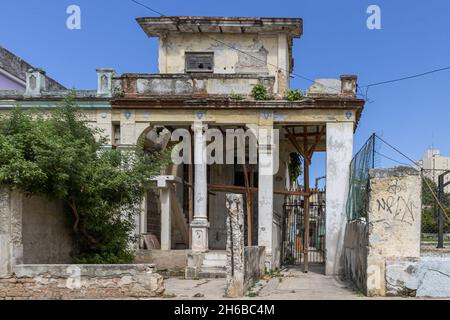 HABANA, KUBA - 15. Okt 2021: Ein altes zerstörtes Gebäude Havanna, Kuba Stockfoto