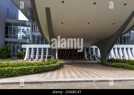 HABANA, KUBA - 15. Okt 2021: Der Eingang des modernen Gebäudes des Genetikzentrums in Kuba Stockfoto