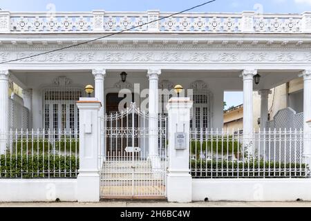 HABANA, KUBA - 15. Okt 2021: Ein geschlossenes und eingezäuntes Gebäude von Havanna, Kuba Stockfoto