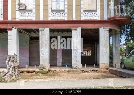 HABANA, KUBA - 15. Okt 2021: Ein altes Gebäude mit Säulen in Havanna, Kuba Stockfoto