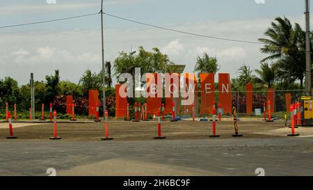 Mackay nach Townsville Bruce Highway, Queensland, Australien - November 2021: Willkommen bei Bowen Signage Stockfoto