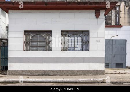 HABANA, KUBA - 15. Okt 2021: Ein weißes Gebäude mit zwei Fenstern in Havanna, Kuba Stockfoto