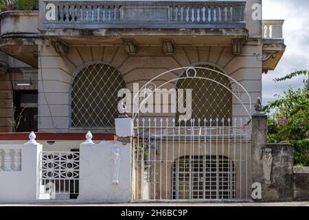 HABANA, KUBA - 15. Okt 2021: Ein geschlossenes und eingezäuntes Gebäude von Havanna, Kuba Stockfoto