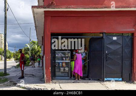 HABANA, KUBA - 15. Okt 2021: Ein kleines Geschäft in Havanna mit einer Frau, die Produk kauft Stockfoto