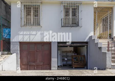 HABANA, KUBA - 15. Okt 2021: Ein altes Haus mit einem kleinen Laden in der Garage in Havanna Stockfoto