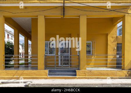 HABANA, KUBA - 15. Okt 2021: Ein gelbes geschlossenes und eingezäuntes Gebäude von Havanna, Kuba Stockfoto