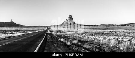 Malerische Wolken über einer geraden Straße durch Navajo Nation, USA Stockfoto