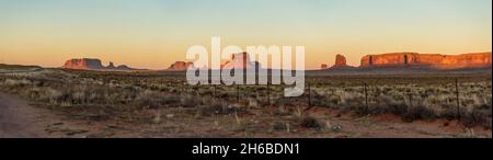 Sonnenuntergang über dem berühmten Monument Valley, Navajo Nation, USA Stockfoto